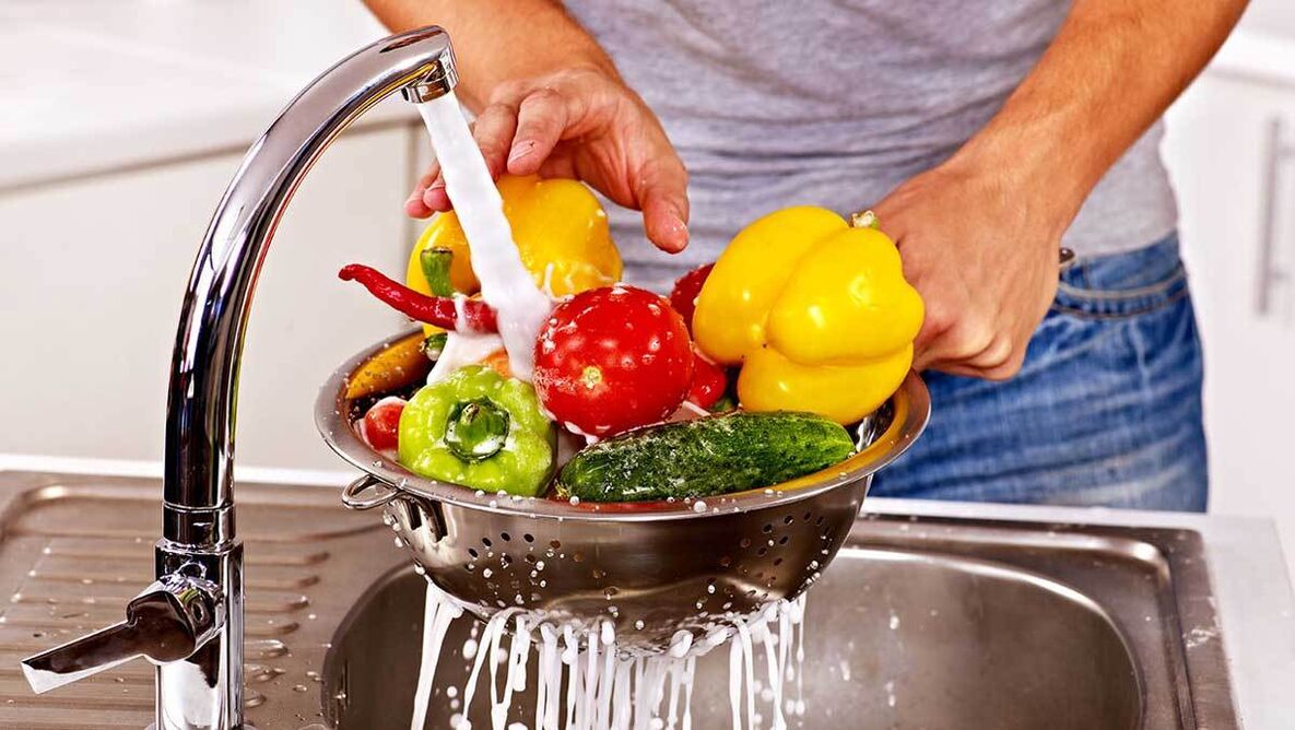 Lave las verduras para evitar la infestación de parásitos. 
